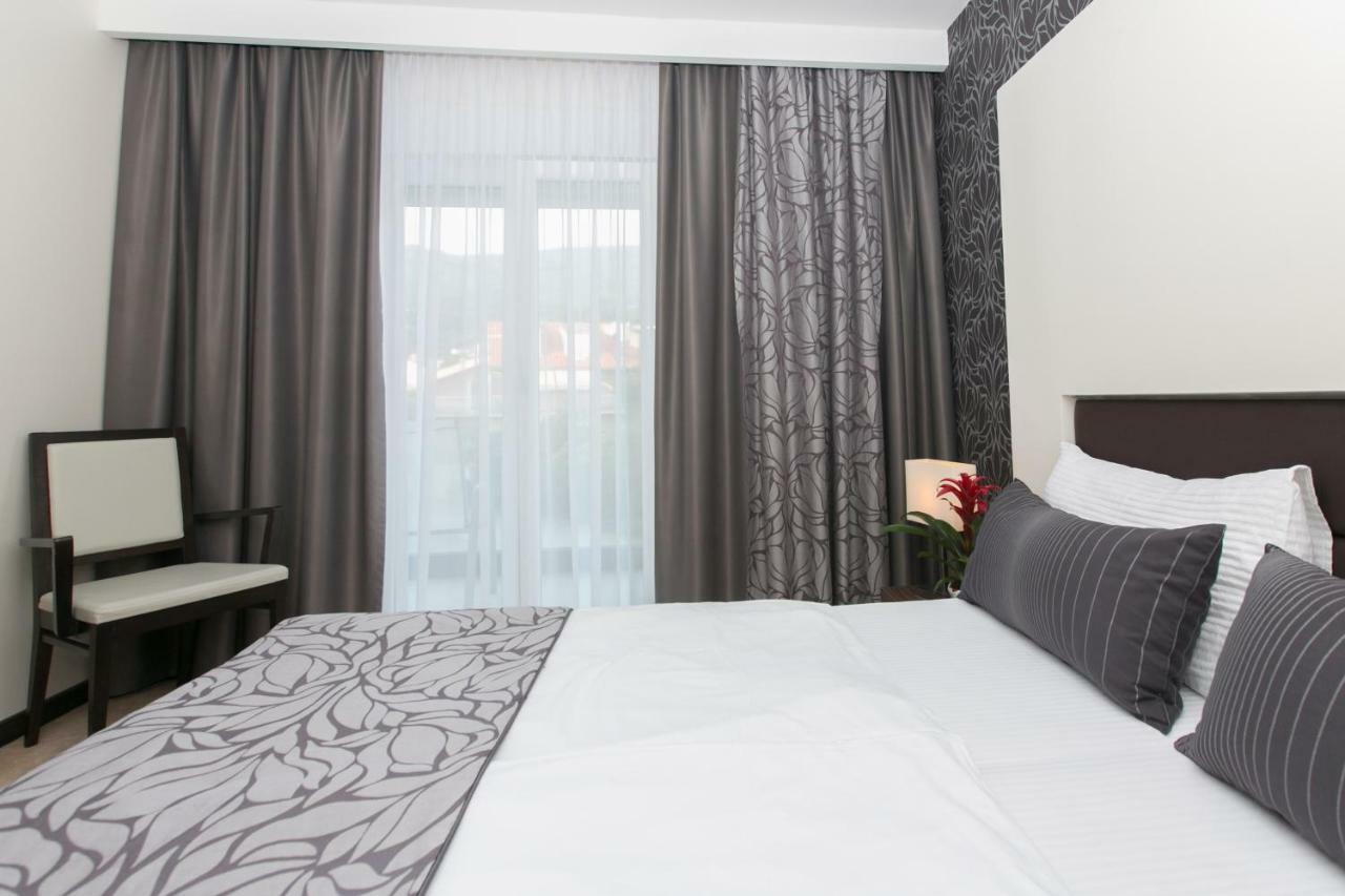 Beach Hotel Split Подстрана Екстериор снимка